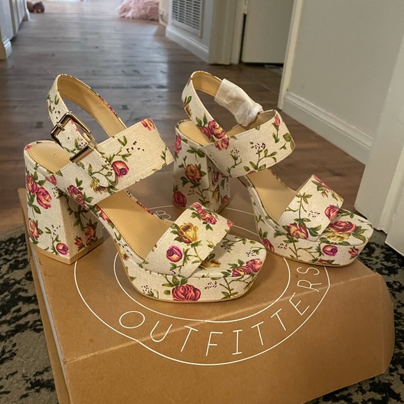 Never worn floral canvas platform heels - Picture 2 of 4